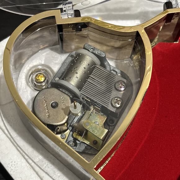 Vintage 1986 Lucite Heart Shaped Musical Jewelry Box Plays "Feelings" New In Box - Picture 9 of 13